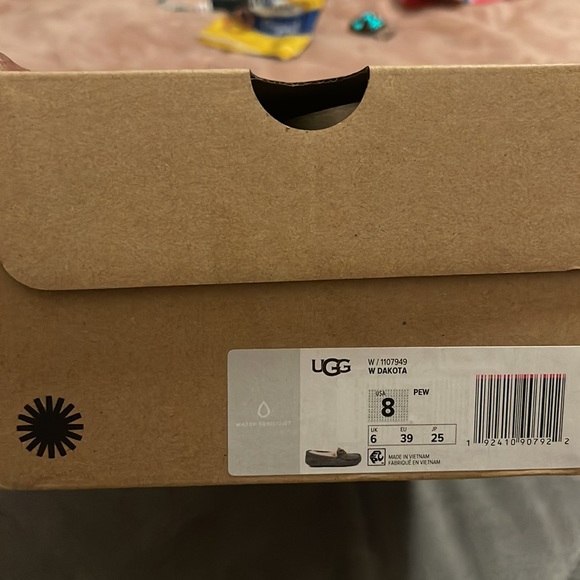 Brand new grey size 8 women’s Ugg Moccasins. They’re too tight for me - Picture 3 of 4